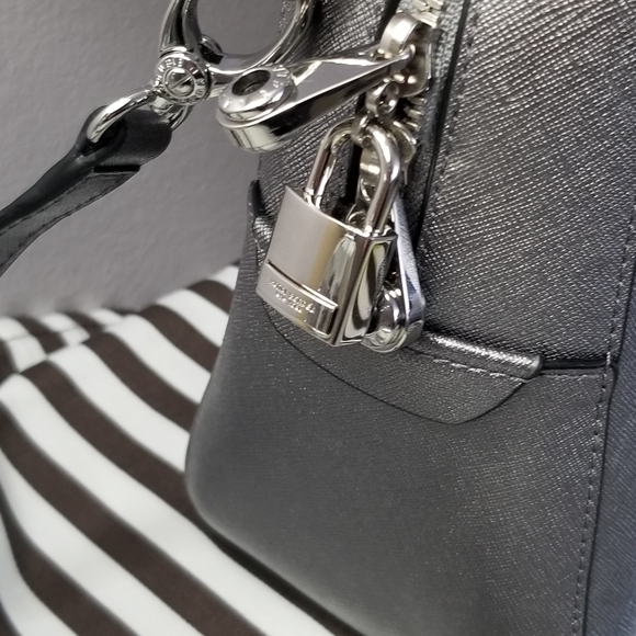 Henri Bendel - Picture 3 of 3